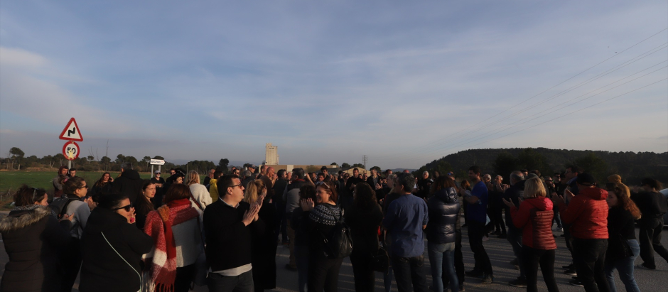 Decenas de personas durante las protestas que han provocado el corte de los accesos a la cárcel de Lledoners, a 15 de marzo de 2024