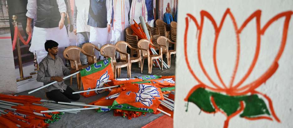 Banderas del Partido Bharatiya Janata (BJP) en una oficina electoral del BJP en Chennai