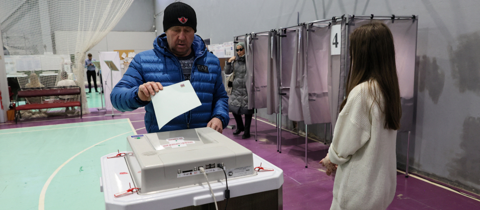 Un hombre vota en las elecciones presidenciales de Rusia en Ekaterimburgo, en los Urales