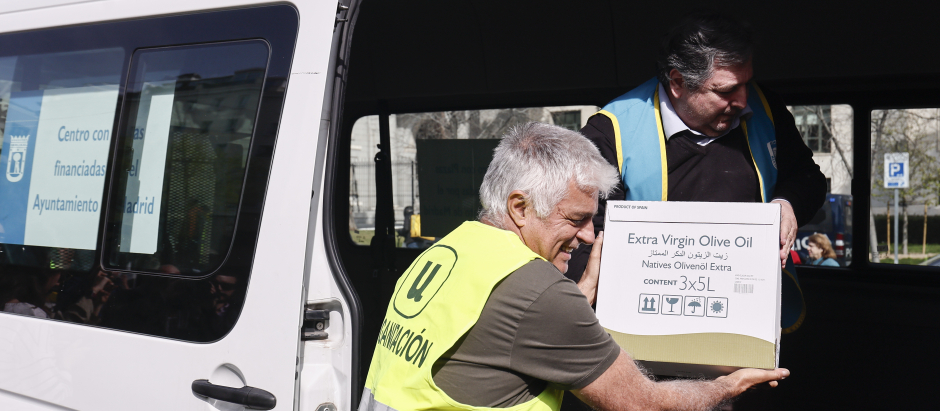 Luis Cortés, coordinador general de Unión de Uniones de Agricultores y Ganaderos, hace una donación de 125 litros de aceite de oliva a la ONG Mensajeros de la Paz
