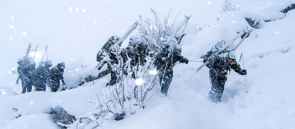 Soldados realizando ejercicios en situaciones extremas de nieve