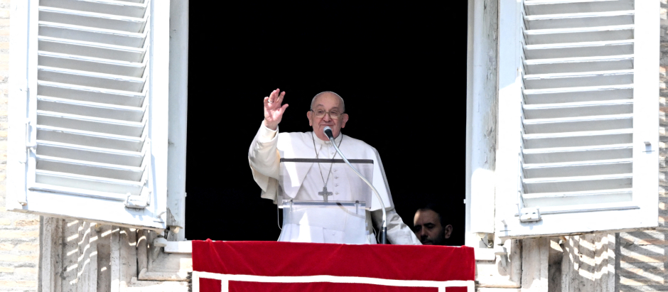 El Papa Francisco saludó a los fieles en la plaza de San Pedro desde la ventana del palacio apostólico