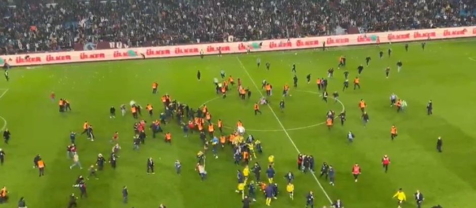 Escándalo En Turquía: Hinchas Del Trabzonspor Invaden El Campo Y ...