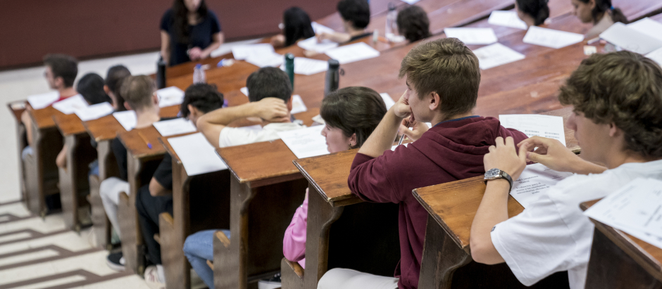 Alumnos examinándose de la EvAU en 2023 en la Universidad Complutense de Madrid