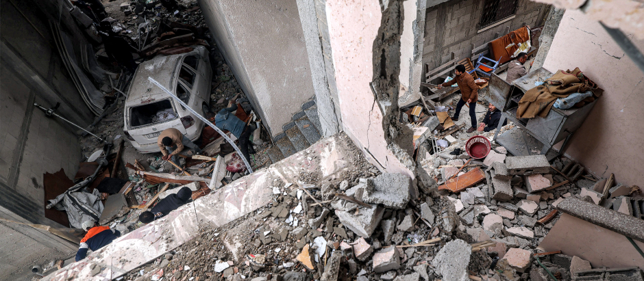Un edificio alcanzado por un bombardeo israelí durante la noche en Rafah, en el sur de la Franja de Gaza