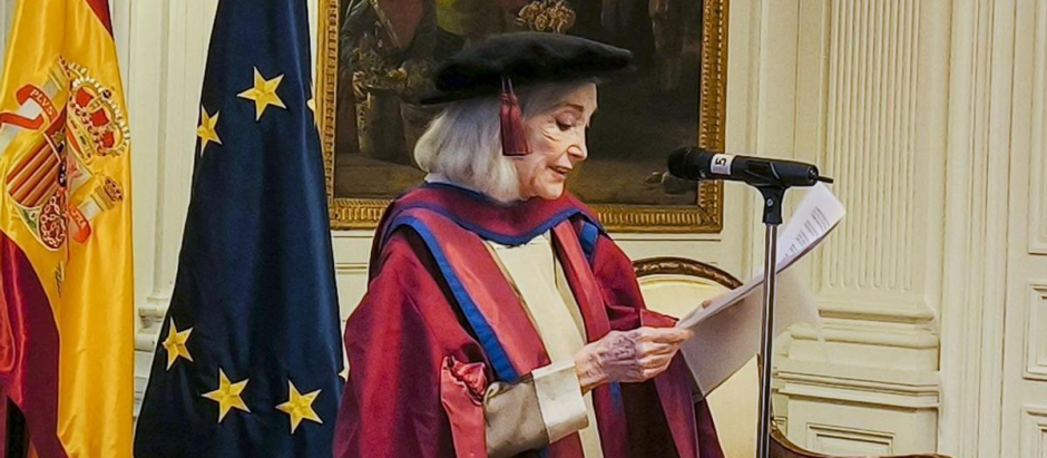 Núria Espert en la embajada de España en Reino Unido mientras leía el discurso de agradecimiento por el doctorado.