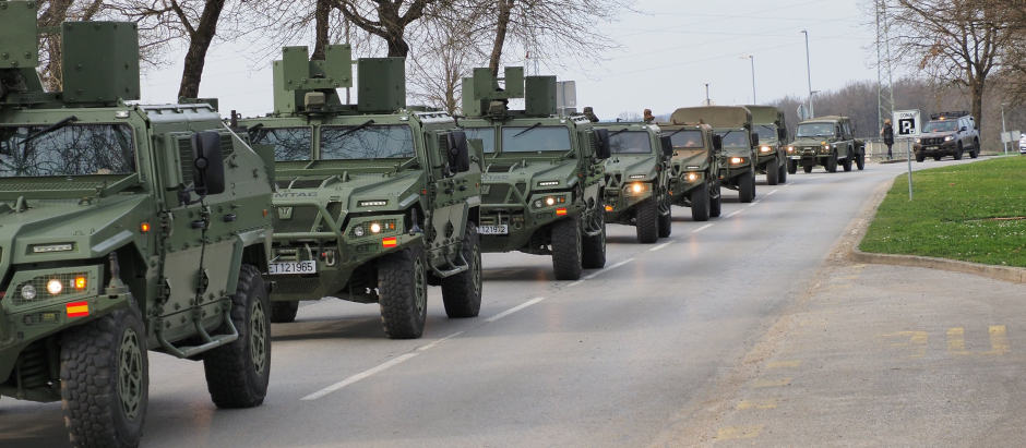 Desplazamiento de vehículos tácticos del Ejército español hasta Lest