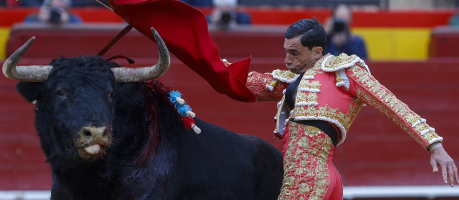 Paco Ureña, en un lance con Antojitos, primer toro de su lote