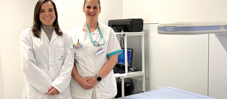 La doctora Bautista y Sensi Aragonés (técnico en cuidados auxiliares de Enfermería), en la sala del densitómetro