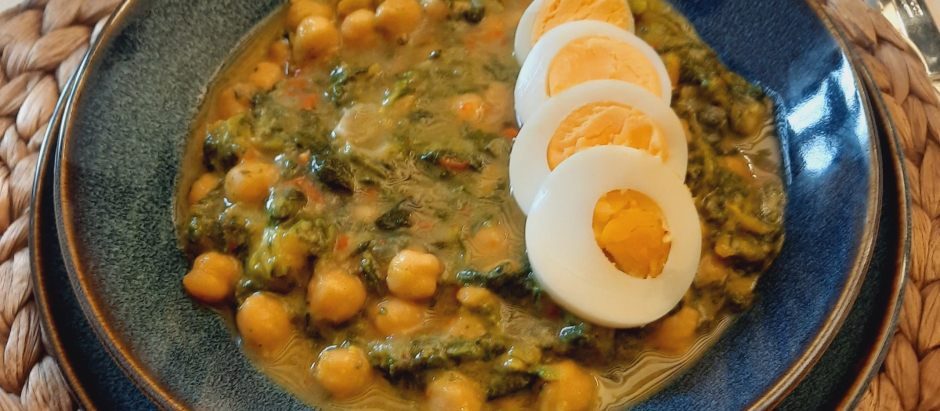 Potaje de garbanzos con espinacas con crema de cebolla confitada, pan payés y huevo cocido, La Posada de Pradorey