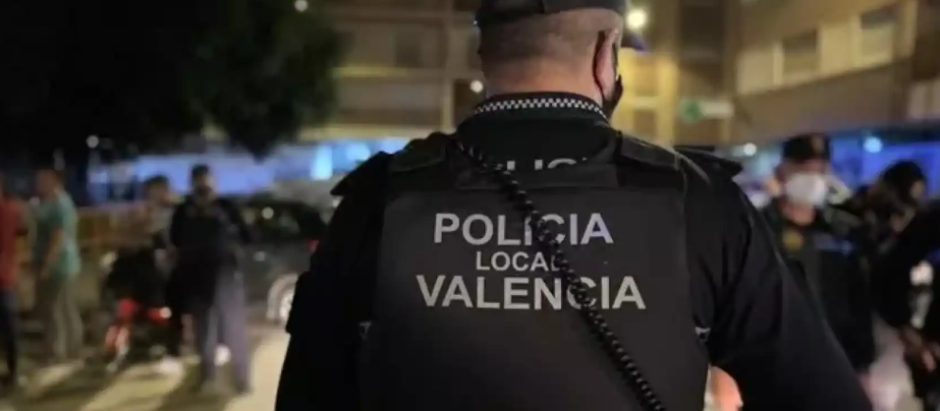 Un agente de la Policía Local de Valencia, patrullando en una noche de las Fallas 2024
