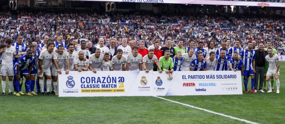 Los jugadores del Real Madrid Leyendas y del FC Porto Vintage posan antes del partido benéfico Corazón Classic Match 2024