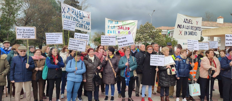 Concentración de vecinos de Azuel el pasado febrero en Pozoblanco contra el recorte horario de su consultorio