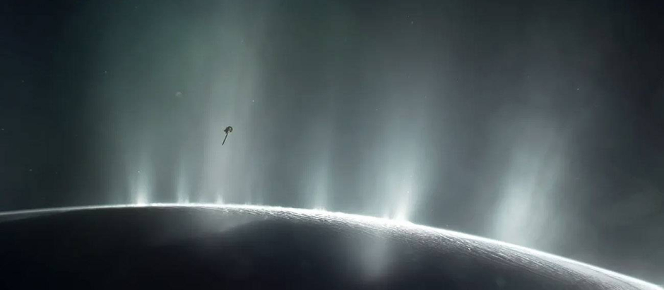 La sonda Cassini observó las plumas de agua helada y vapor en la luna Encélado