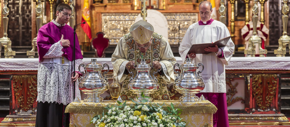 El obispo bendice los santos óleos en la Misa Crismal