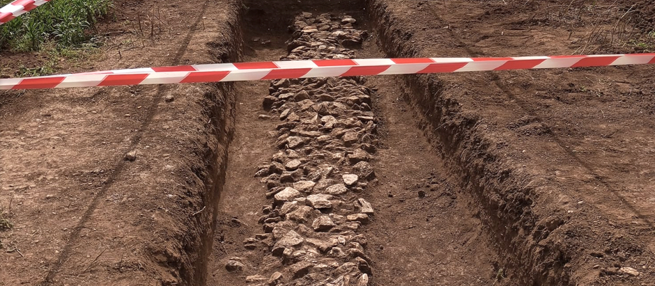 Unas obras para realizar unas conexiones hidráulicas en Herrera (Sevilla), han sacado a la luz los restos de una construcción de la época romana