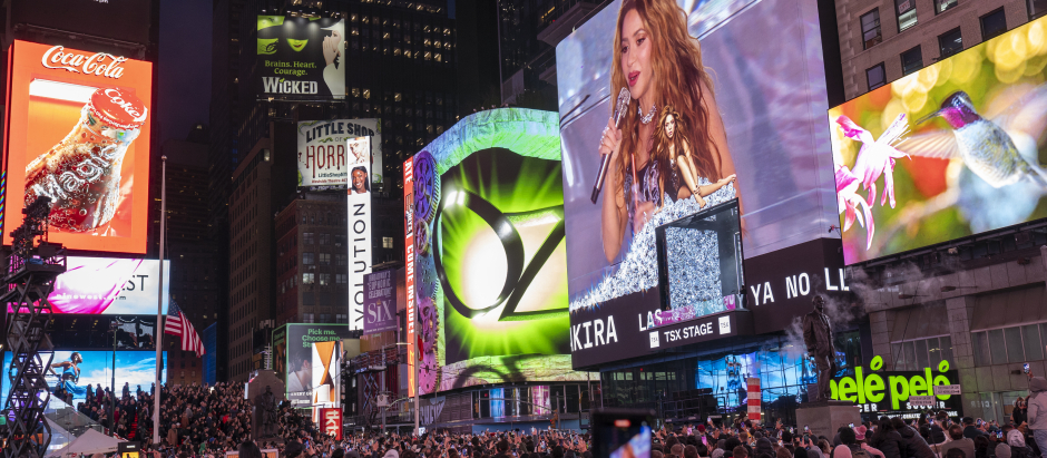 Personas se reúnen para ver la presentación gratuita que ofrece la cantante colombiana Shakira este martes en Times Square, Nueva York