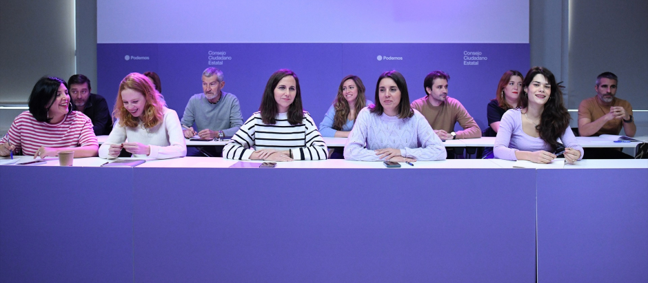 Ione Belarra e Irene Montero con Idoia Villanueva, Lilith Verstrynge e Isa Serra, en la sede de Podemos