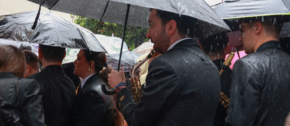 Músicos de la Hermandad del Cautivo de San Pablo de Sevilla se marchan el Domingo de Ramos tras suspenderse por la lluvia su estación de penitencia