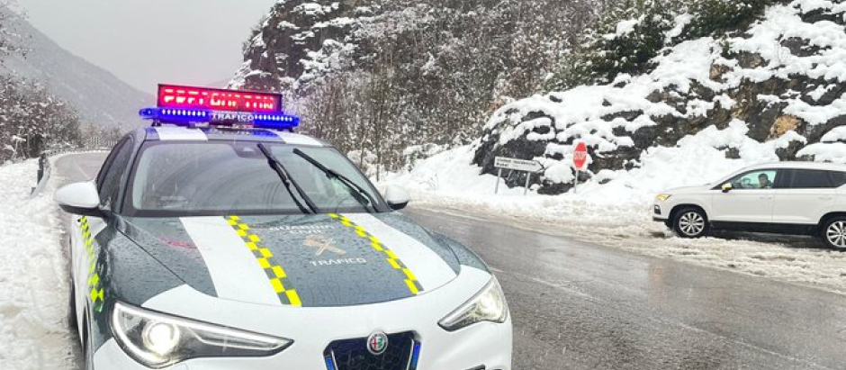 Un coche de la Guardia Civil en una carretera nevada de Madrid