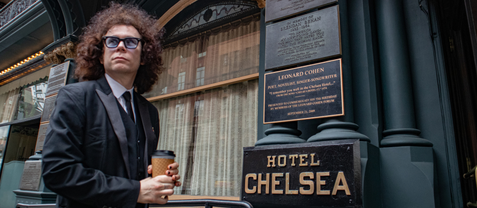 El recepcionista William Benton en la entrada del Hotel Chelsea, en Manhattan, Nueva York
