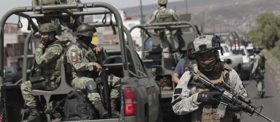 Fuerzas de seguridad de mexicanas patrullan una calle de Morelia en el Estado de Michoacán