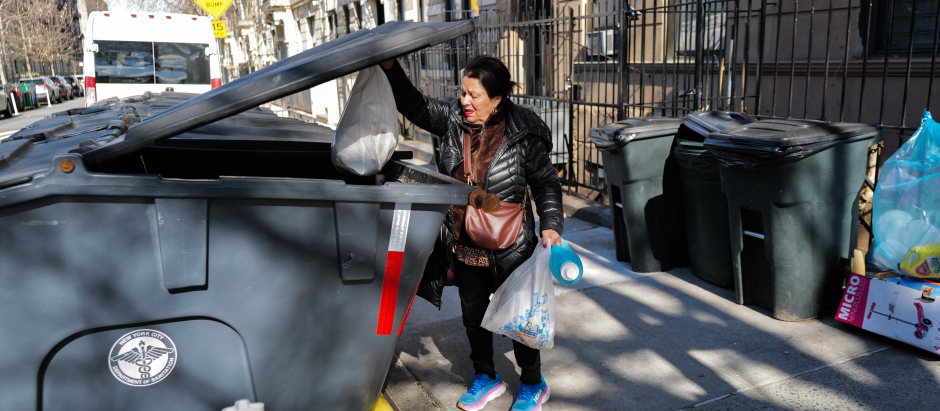Una mujer tira la basura en un contenedor instalado en Nueva York