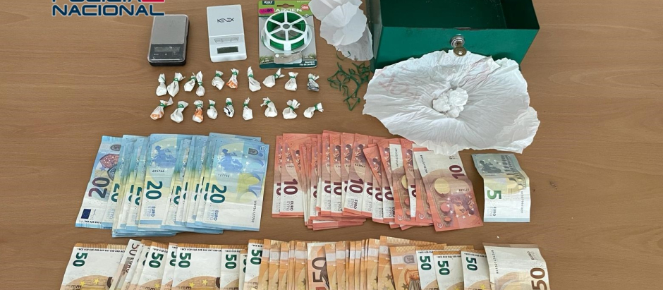 Imagen del dinero y la droga incautada por la Policía Nacional en la operación
