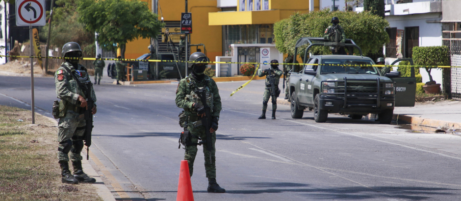 Miembros del Ejército mexicano custodian una calle en Culiacán, estado de Sinaloa, México