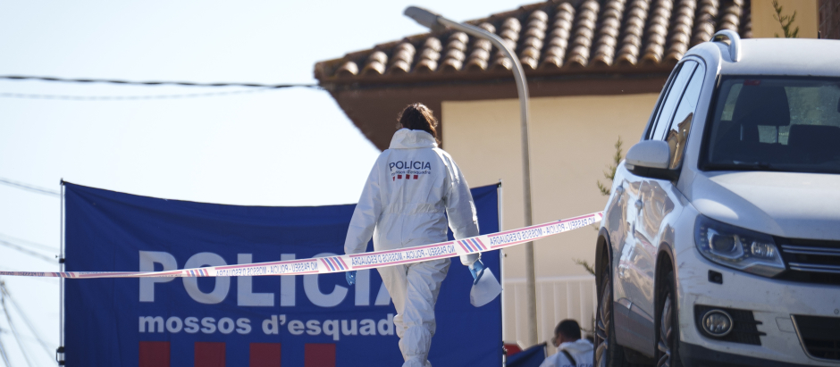 Agentes de los mossos d'esquadra en la vivienda donde se ha hallado el cadáver de un niño y a su madre herida