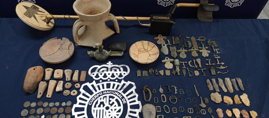 Piezas arqueológicas recuperadas por la Policía Nacional de Sevilla