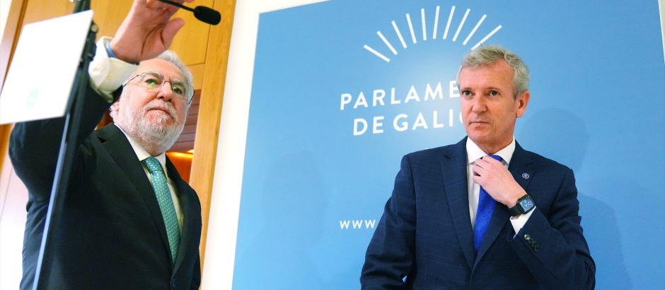 Alfonso Rueda con el presidente del Parlamento de Galicia, Miguel Santalices