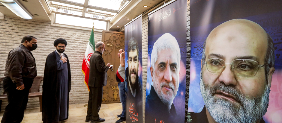 Carteles que representan a las víctimas de un ataque aéreo en el anexo consular de la sede de la embajada iraní en Damasco