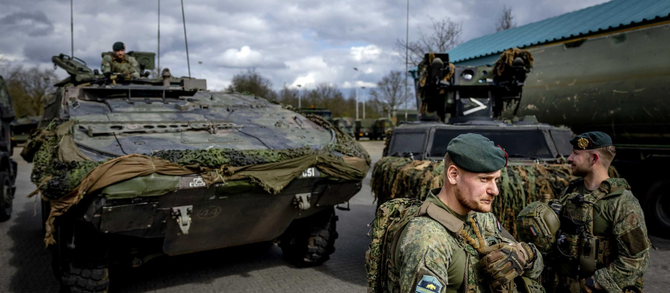 Soldados con vehículos militares durante los preparativos finales del ejército holandés para su contribución al ejercicio de la OTAN 'Steadfast Defender 2024'