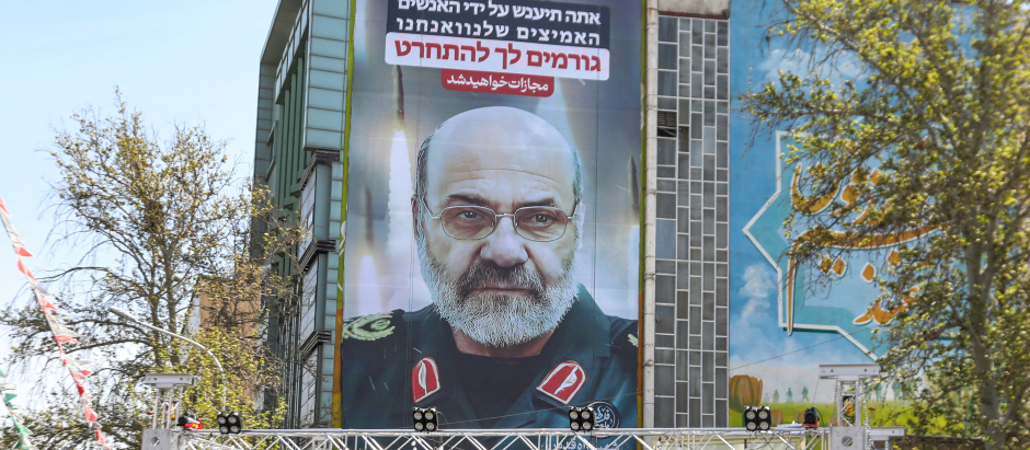 Un cartel muestra un retrato del general de brigada iraní asesinado Mohammad Reza Zahedi con un lema en hebreo que dice: "Serás castigado"