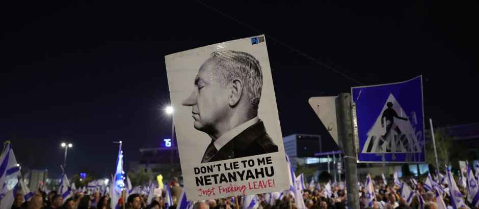 Manifestantes piden la dimisión del primer ministro israelí frente al Parlamento israelí, en Jerusalén