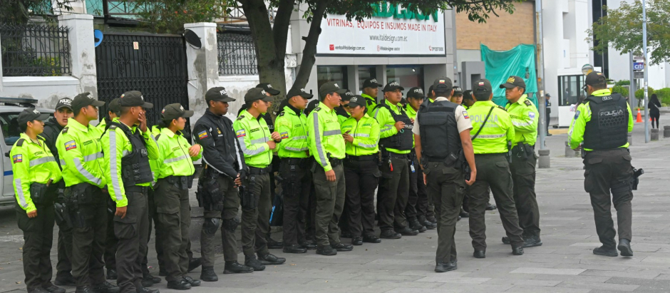 La Policía ecuatoriana, frente a la Embajada de México en Quito