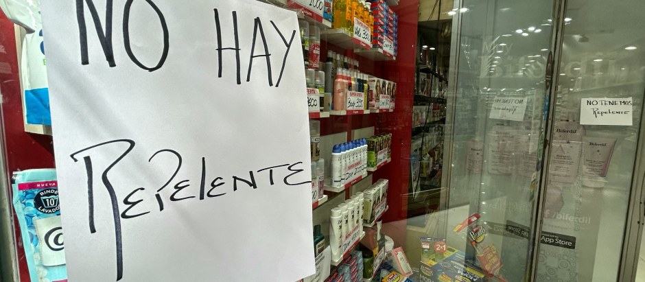 Un aviso en una farmacia argentina indica que no queda repelente
