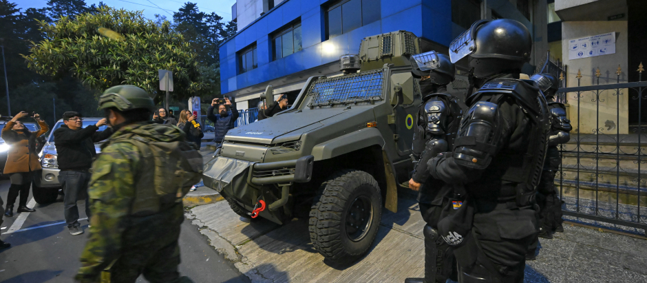 Militares y policías custodian la Unidad de Flagrancia del Ministerio Público, donde el ex vicepresidente ecuatoriano Jorge Glas fue trasladado desde la embajada de México en Quito
