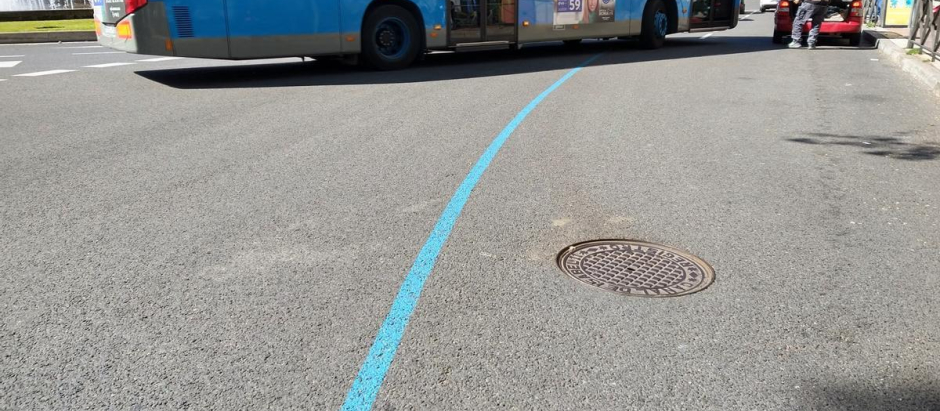 Las líneas azules sobre el asfalto de las calles madrileñas