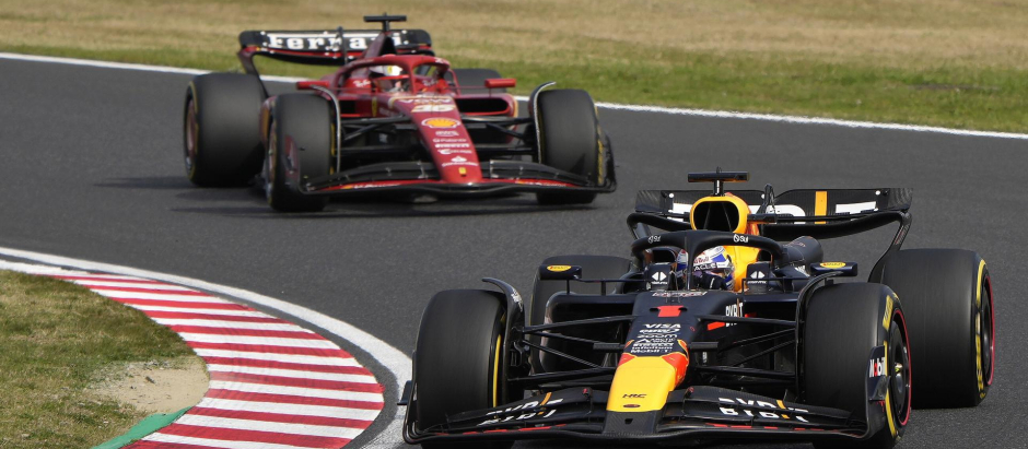 Max Verstappen y Charles Leclerc en el circuito de Japón