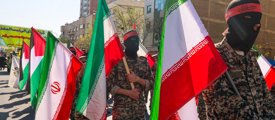 Los iraníes asisten a la procesión fúnebre de siete miembros del Cuerpo de la Guardia Revolucionaria Islámica muertos en un ataque en Siria