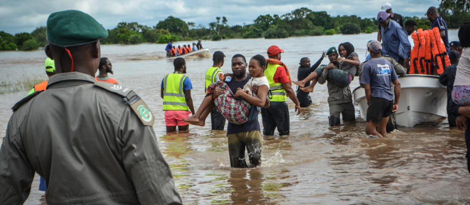 Lugareños evacuados de zonas inundadas en Maputo, Mozambique