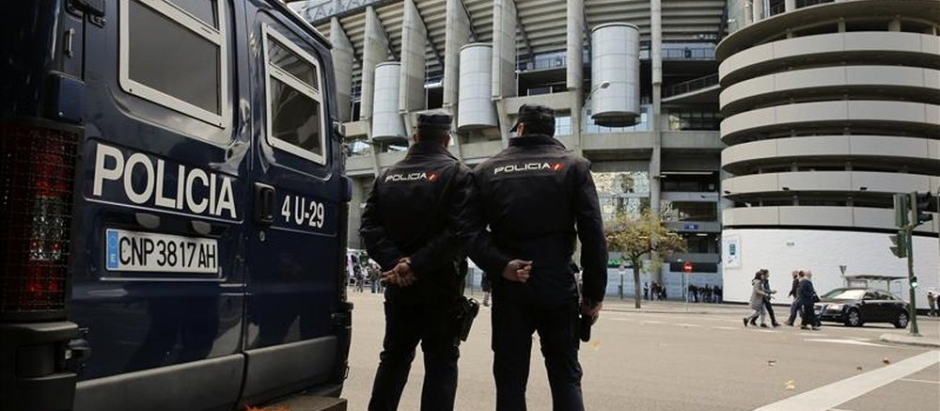 Furgones policiales en el Bernabéu