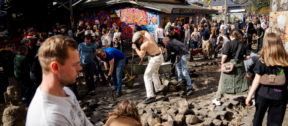 Los residentes del barrio de Christiania desentierran conjuntamente los adoquines de Pusher Street, en Copenhague, Dinamarca