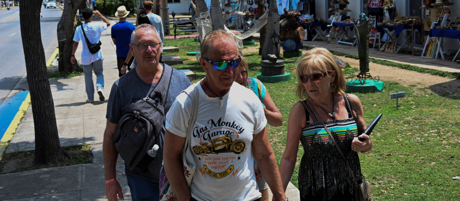 Turistas en el destino cubano de Varadero