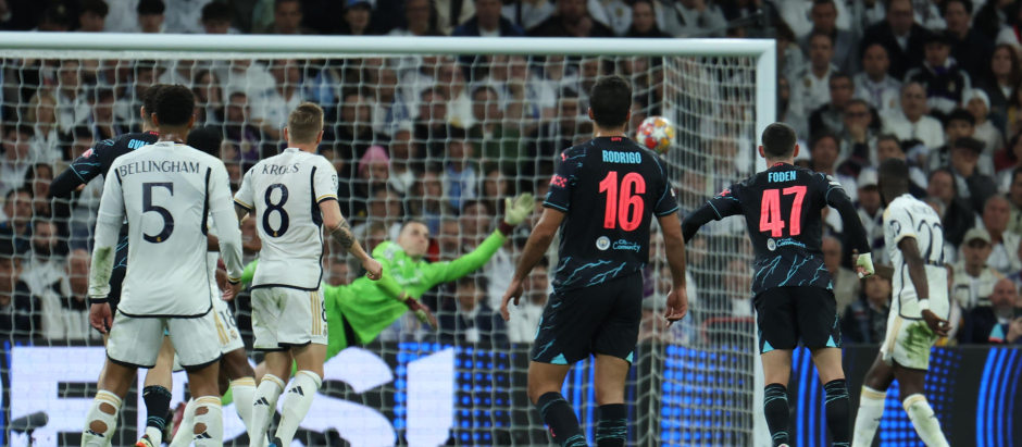 Phil Foden marcó el golazo de la noche que supuso el momentáneo 2-2 en el Bernabéu