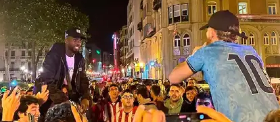 Varios jugadores del Athletic Club celebraron el título de Copa en plena calle con los aficionados