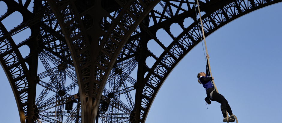 Anouk Garrier ha escalado la Torre Eiffel