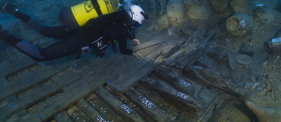 Un arqueólogo subacuático estudia el pecio Les Formigues II